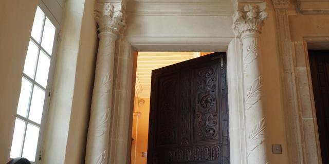 Porte sculptée du deuxième palier de l'Escalier Renaissance, Hôtel de Houdreville