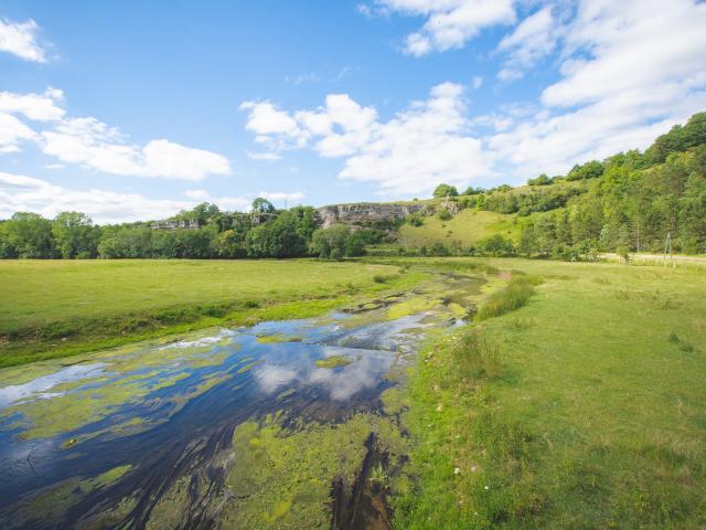 Vue du Mouzon et de la pelouse calcaire de Circourt-sur-Mouzon