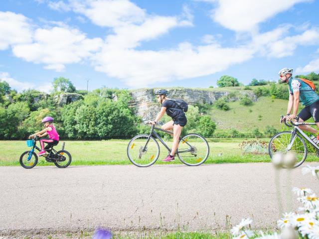 Famille à vélo le long de la pelouse calcaire de Circourt-sur-Mouzon