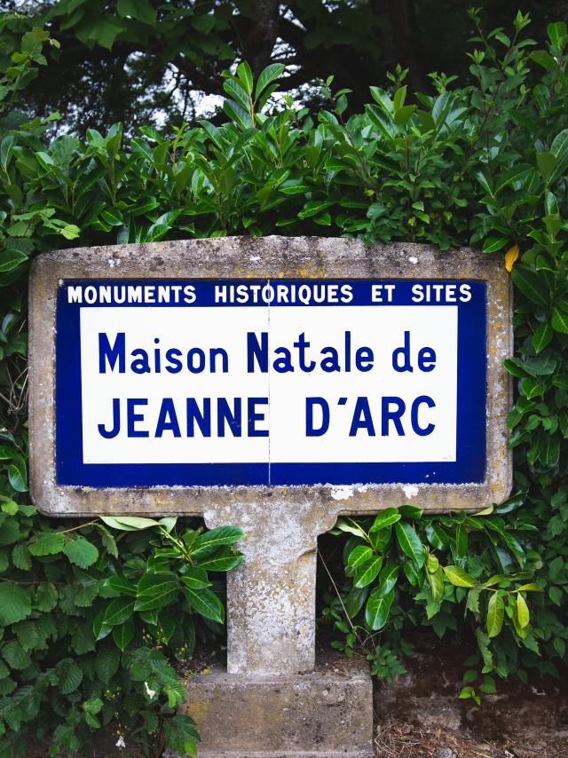Ancien panneau des monuments historiques de la Maison Natale de Jeanne d'Arc