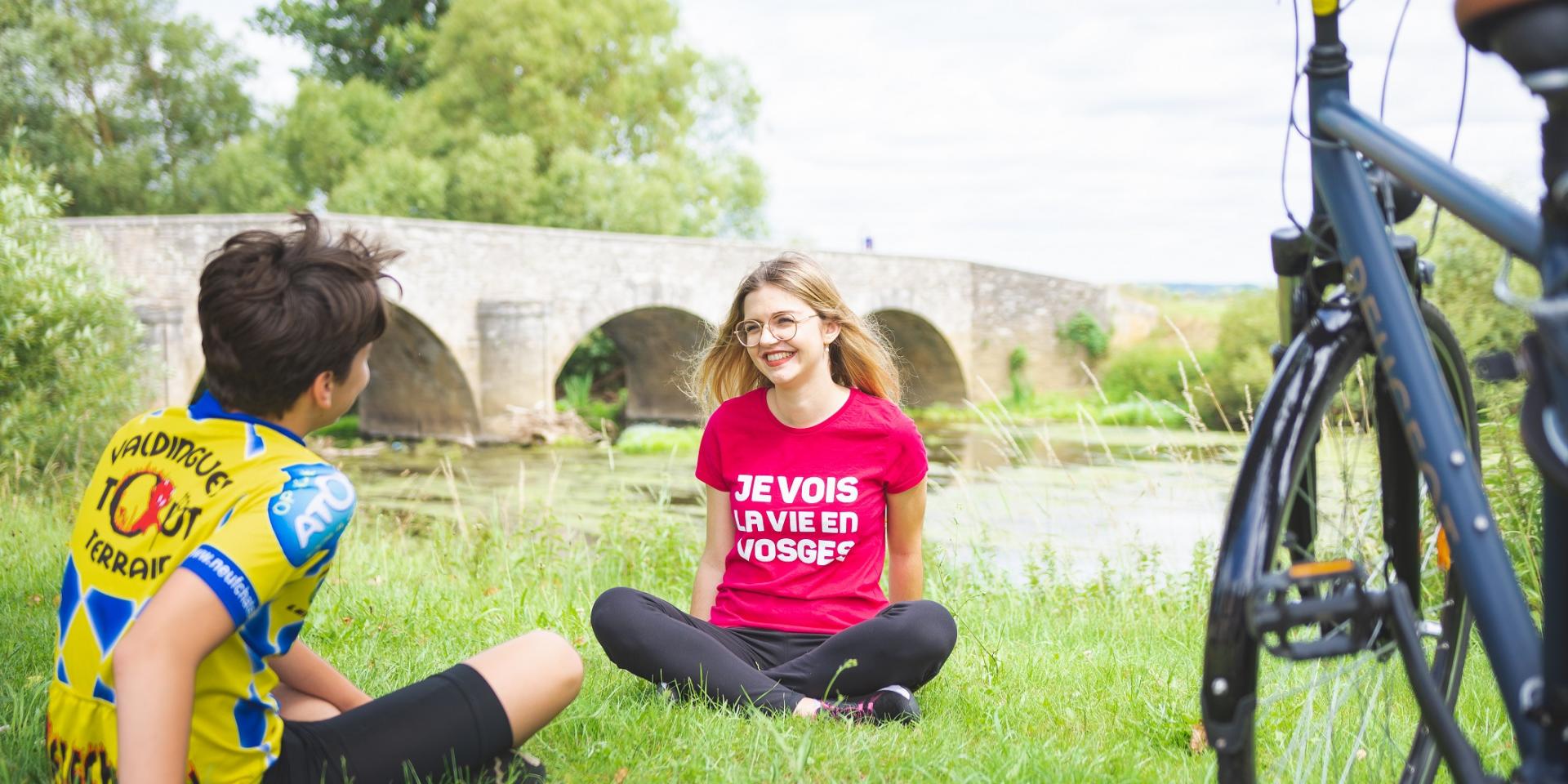 Pause entre amis le long de la Meuse à Frebécourt
