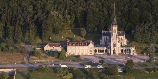 La Basilique Sainte-Jeanne d'Arc vue du ciel