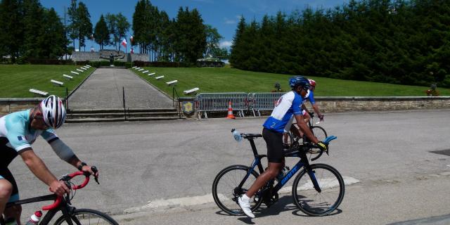 Cyclotouristes devant le monument Leclerc à Madonne et lamerey
