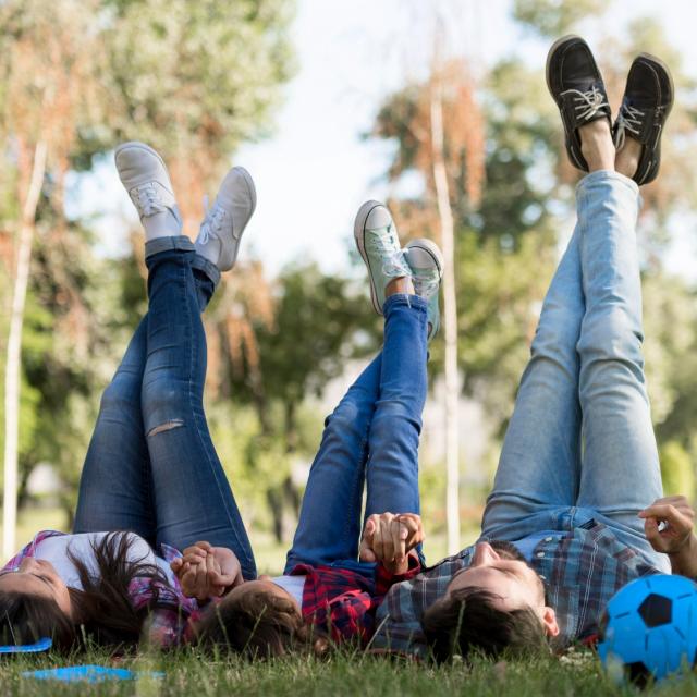Parents Enfants Passent Du Temps Ensemble Exterieur