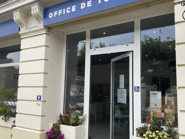Entrée de l'Office de Tourisme de Contrexéville